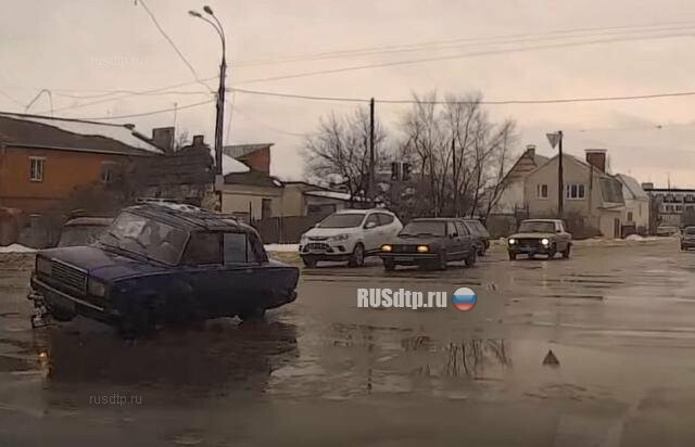 Два ВАЗа не разминулись на перекрестке в Воронеже