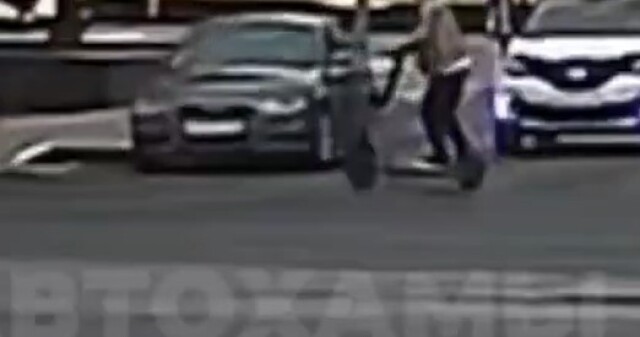 В Туле автомобиль сбил самокатчика, который пытался пересечь проезжую часть на красный