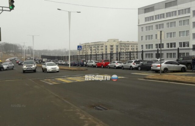 Во Владивостоке женщина врезалась в толпу пешеходов. Видео 