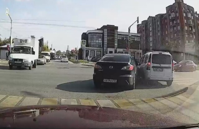 Авария в Омске: водитель «Мазды» пытался повернуть направо из левой полосы