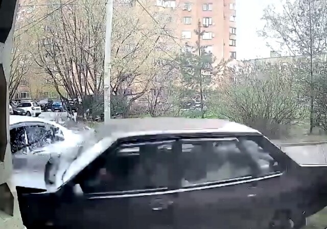 «Наскочил на лежачего полицейского»: камера запечатлела момент ДТП в одном из дворов в Рязани 