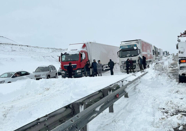 Апокалипсис на трассе М-4 «Дон»: в снежном плену оказались сотни автомобилей. Фото и видео очевидцев 