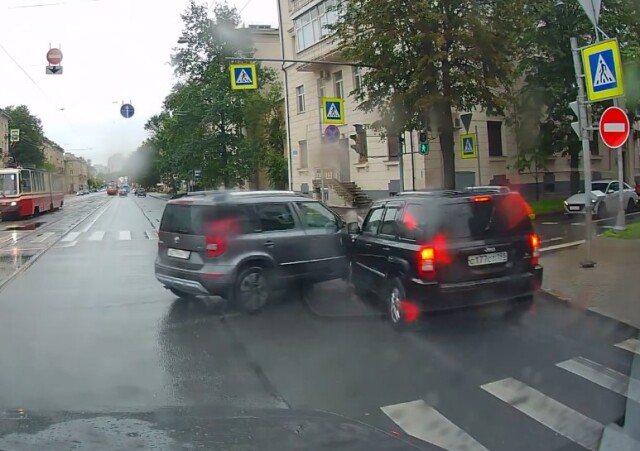 ДТП в Петербурге: водитель «Шкоды» пересекал перекресток на красный