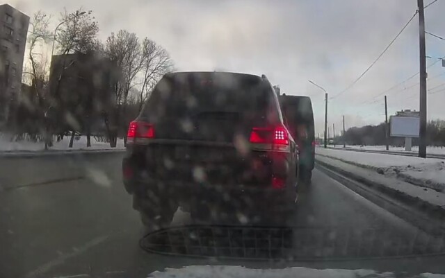 Конфликт на дороге в Петербурге: водитель «Крузака» обиделся и включил «учителя» 