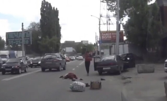 В Энгельсе пожилая женщина переходила дорогу в неположенном месте и попала под машину 