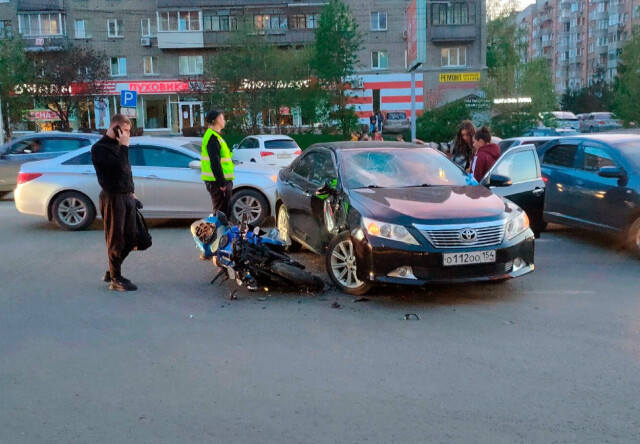 Мотоцикл и автомобиль столкнулись на Красном проспекте в Новосибирске: пострадали парень и девушка 