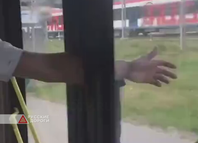 Пассажиру зажало руку дверьми автобуса 