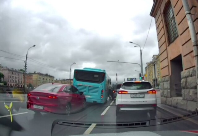 Авария в Петербурге: водитель минивэна перестраивался и не пропустил автобус 