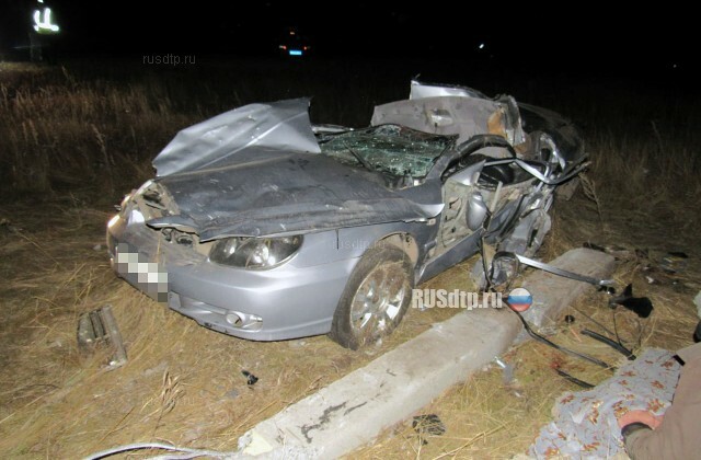 Двое молодых людей погибли, врезавшись на автомобиле в столб в Миякинском районе 