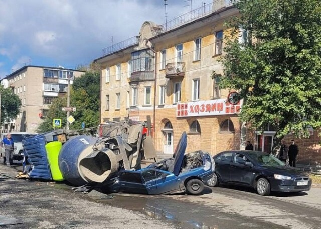 В Челябинске бетономешалка опрокинулась и раздавила два автомобиля 