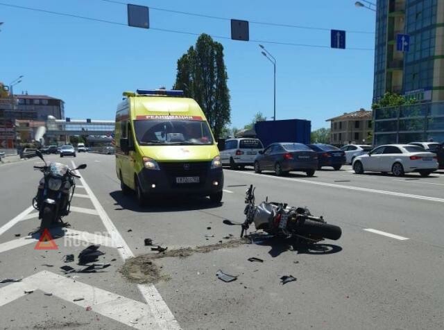 Таксист и мотоциклист столкнулись в Сочи 