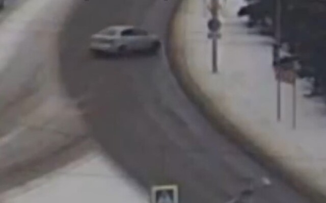 «Не справился с управлением»: легковой автомобиль врезался в дерево в Красноярске 