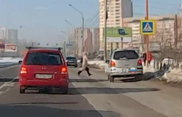 Иномарка сбила женщину на пешеходном переходе в Красноярске