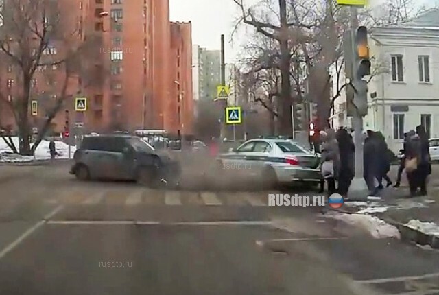 В Москве машина ДПС въехала в толпу пешеходов 