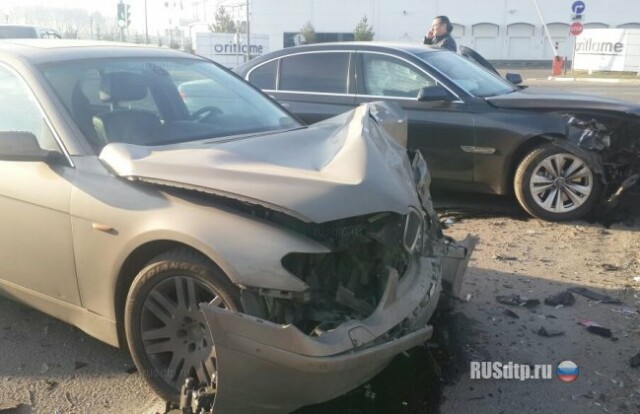 На Новорижском шоссе столкнулись два BMW 