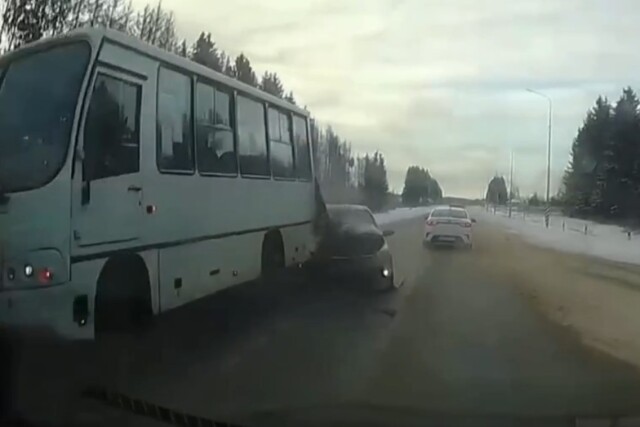 Легковой автомобиль врезался в автобус на трассе «Кострома — Иваново»