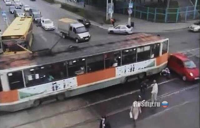 В Перми трамвай сбил двоих пешеходов