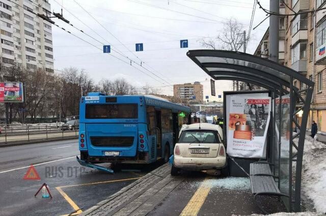 В Москве девушка на Mini Cooper въехала в остановку с людьми 