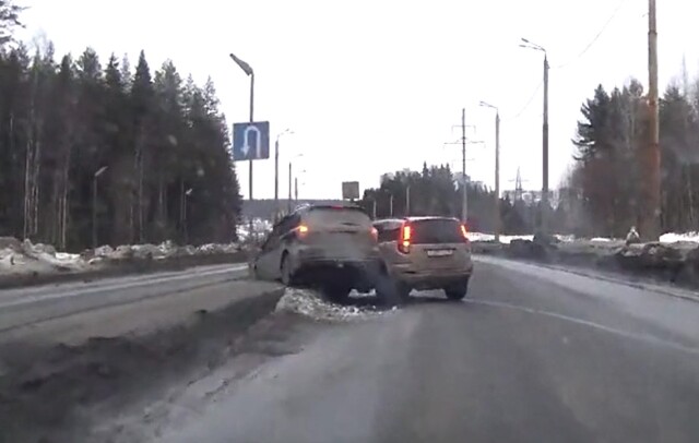 В Петрозаводске водитель кроссовера пытался развернуться с правой полосы и устроил ДТП