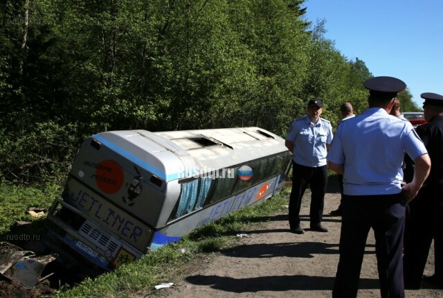 13 человек пострадали в ДТП с автобусом в Псковской области 