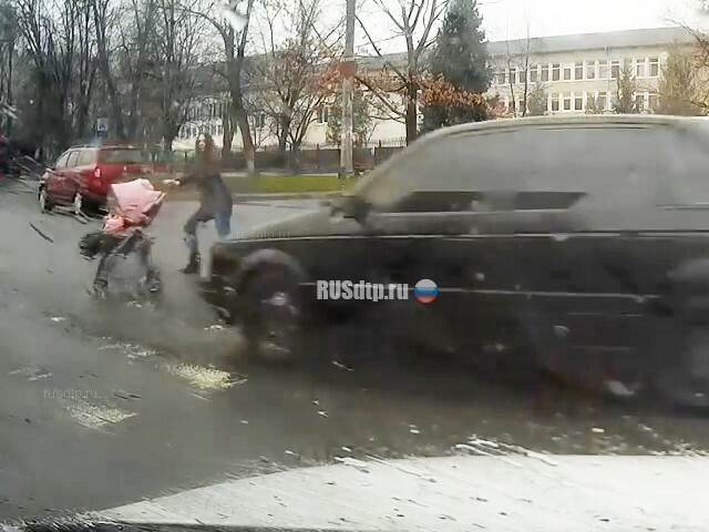 В Иванов-Франковске автомобиль сбил женщину с коляской. ВИДЕО