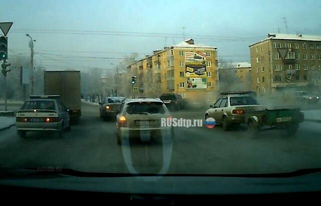 В Красноярске полицейские задержали скрывшегося с места ДТП водителя. Видео погони