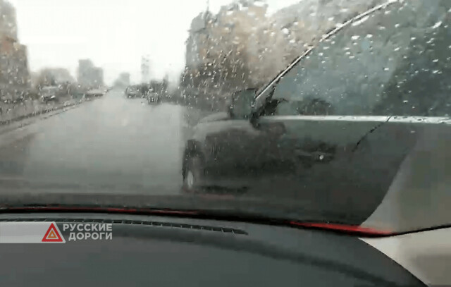 Mazda и Mercedes не поделили полосу на Дунайском проспекте в Санкт-Петербурге