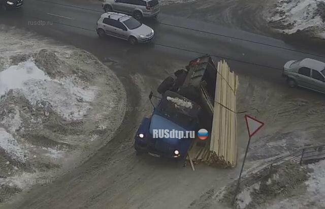 В Петрозаводске упал на бок грузовик ЗИЛ