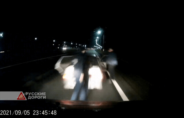 Момент наезда на троих мужчин на трассе М-7 зафиксировал видеорегистратор