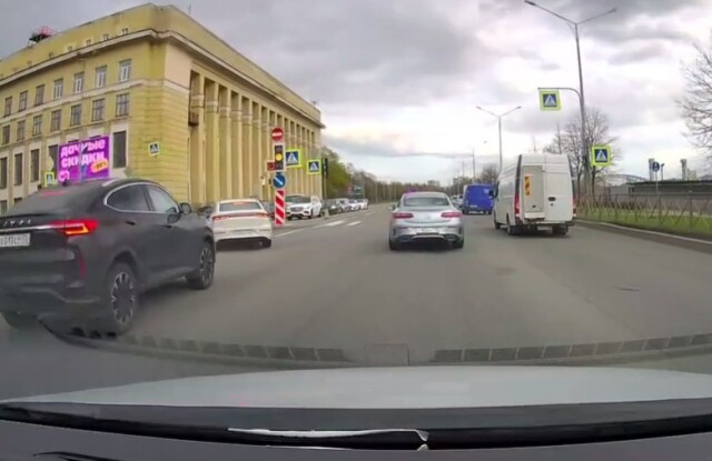 «Пытался повернуть налево»: FAW и Haval столкнулись на перекрестке в Петербурге