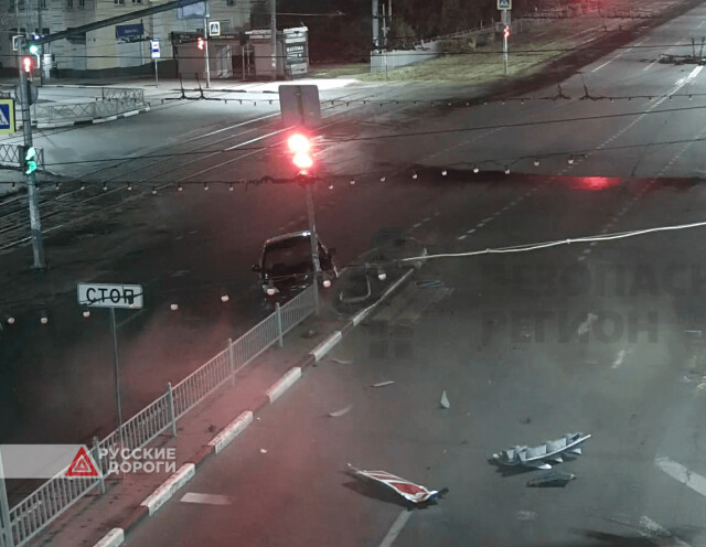 Автомобиль врезался в светофор на площади Карла Маркса в Ярославле