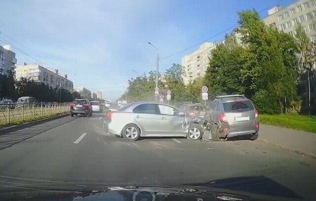 В Петербурге Mitsubishi Lancer столкнулся с припаркованным «Опелем»