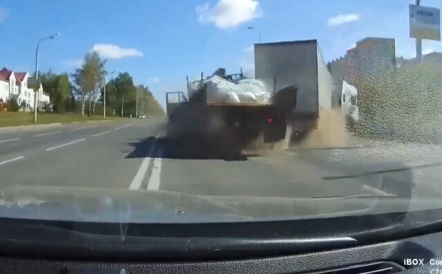 Грузовик врезался в попутную фуру на Воткинском шоссе в Ижевске