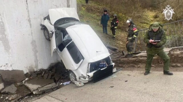 ЧП в Подмосковье: мост рухнул вместе с проезжавшим по нему автомобилем 