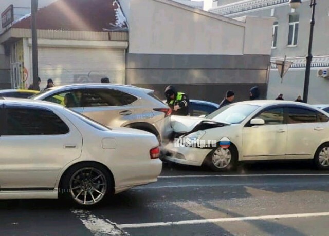 Lexus без водителя устроил погром во Владивостоке. ВИДЕО 