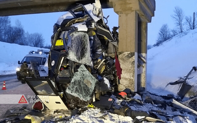 Автобус врезался в опору железнодорожного моста в Рязанской области 