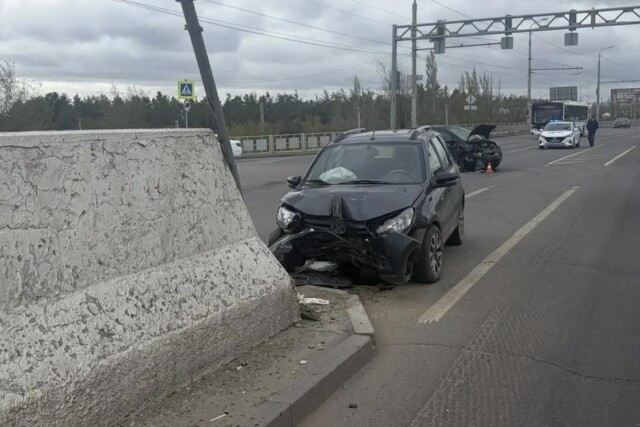 «Проехал на красный»: «Хонда» и «Лада» столкнулись на перекрестке в Волгограде 