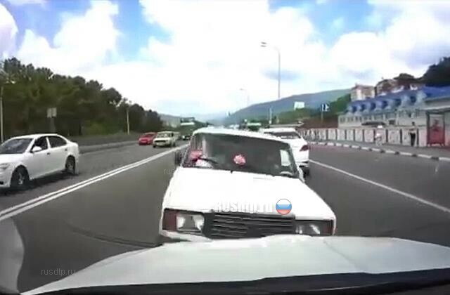 Лобовое столкновение автомобилей в Сочи запечатлел видеорегистратор