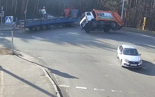 «Уходил от столкновения»: мусоровоз опрокинулся в результате ДТП в Минске 