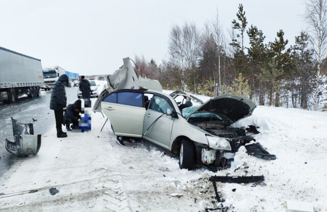 Трагедия на трассе под Сургутом: автомобиль с семьёй вынесло под встречный грузовик 