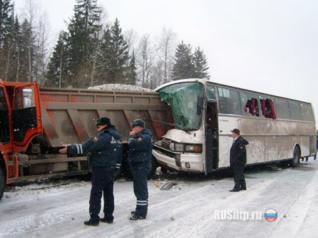 В Прикамье рейсовый автобус врезался в КАМАЗ 