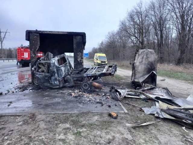 Авария на трассе М-5: автомобиль съехал с дороги, врезался в остановку и загорелся 