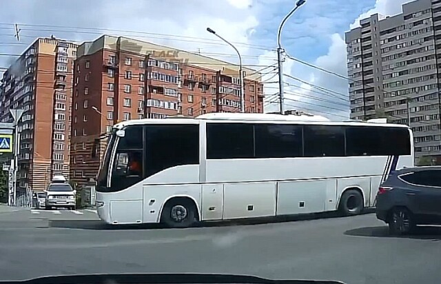 В Новосибирске автобус проехал перекресток на красный и врезался в столб 