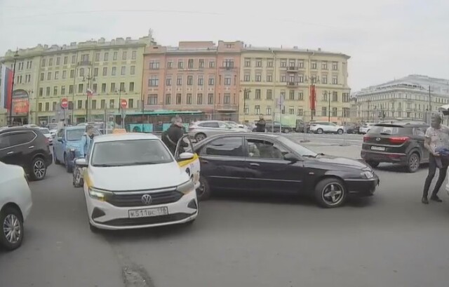 Момент ДТП на парковке у Московского вокзала