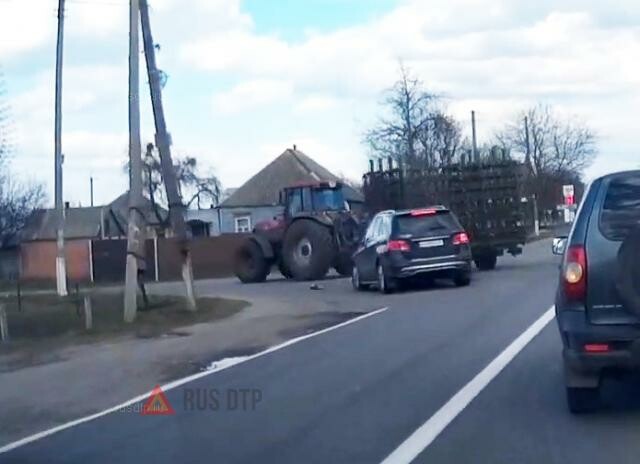 Mercedes и трактор столкнулись на перекрестке