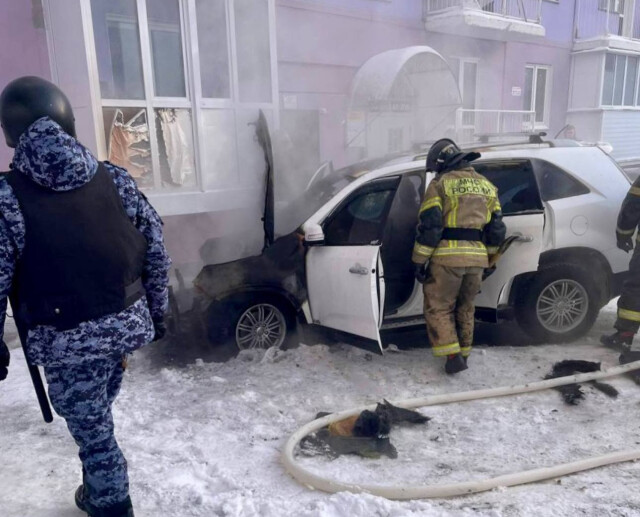 «Пытался отогреть двигатель»: Kia Sorento сгорел в одном из дворов Новосибирска 