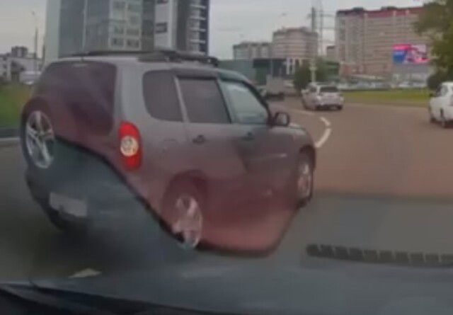 «Ну я же поворотник включил»: два авто столкнулись на кольце в Красноярске