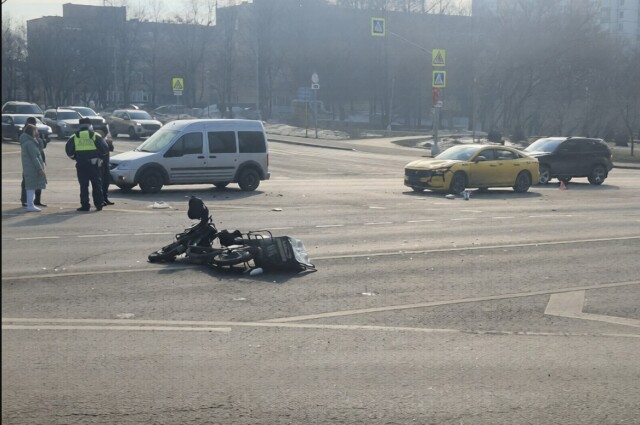 Электросамокат и легковой автомобиль столкнулись с в Москве 