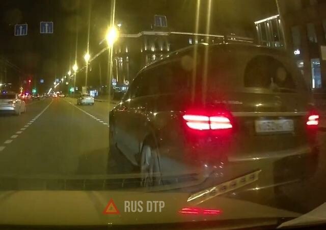 Mercedes скрылся с места ДТП в Петербурге