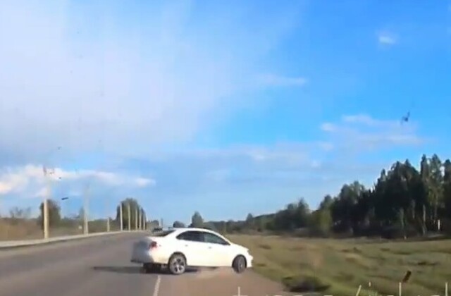 «Водитель жив, даже не поцарапан»: в Иркутской области автомобиль вылетел с дороги и перевернулся